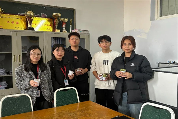 Beat365中文官方网站经济学院开展“播种绿色希望，共建美丽校园”植树节主题活动