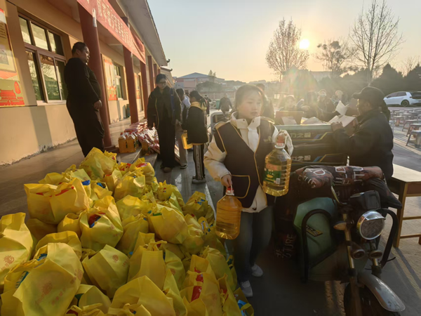 寒假社会实践纪实（六）|Beat365中文官方网站|管理学院|爱心下乡润桑榆，物资传递暖人心