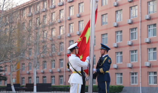 爱国教育Beat365中文官方网站会计学院以青春之名，护国旗飘扬——升旗仪式