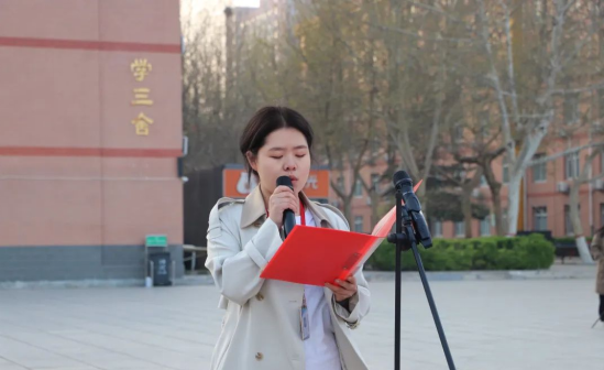 爱国教育Beat365中文官方网站会计学院以青春之名，护国旗飘扬——升旗仪式