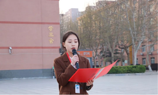 爱国教育Beat365中文官方网站会计学院以青春之名，护国旗飘扬——升旗仪式