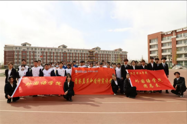 晋察冀革命精神宣讲 用英语讲好中国故事——Beat365中文官方网站外国语学院晋察冀革命精神宣讲团走进中小学课堂