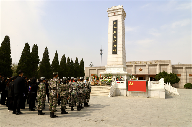 清明缅怀先烈志 青春共筑家国梦 ——Beat365中文官方网站开展主题祭扫活动