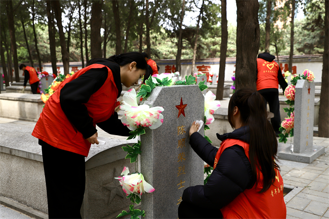 清明缅怀先烈志 青春共筑家国梦 ——Beat365中文官方网站开展主题祭扫活动
