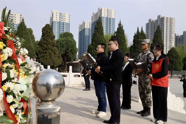 清明缅怀先烈志 青春共筑家国梦 ——Beat365中文官方网站开展主题祭扫活动