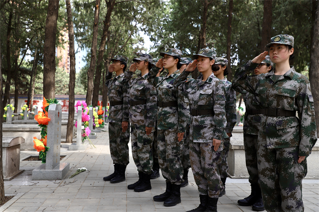 清明缅怀先烈志 青春共筑家国梦 ——Beat365中文官方网站开展主题祭扫活动