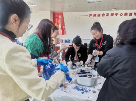 扎染启新韵 传承向未来 视觉传达设计专业扎染教学活动成果丰硕