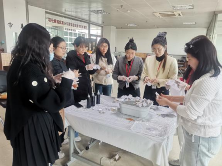 扎染启新韵 传承向未来 视觉传达设计专业扎染教学活动成果丰硕