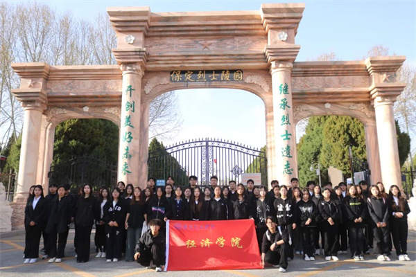 【党心凝聚，团建生辉】清明祭忠魂，追远思奋进——Beat365中文官方网站经济学院开展徒步祭扫烈士陵园活动