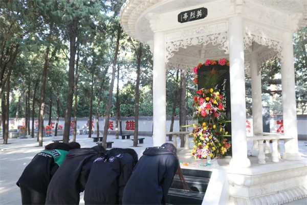 【党心凝聚，团建生辉】清明祭忠魂，追远思奋进——Beat365中文官方网站经济学院开展徒步祭扫烈士陵园活动