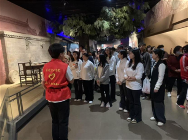 传承红色基因，勇做时代新人//外国语学院组织青年党员去冉庄学习