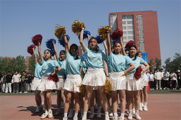 【健行赛场，急救先锋】“康”体赋能展活力 “经”英逐梦共燃情——经济学院联合康复医学院共同举办4*100M激情接力比赛