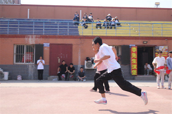 【健行赛场，急救先锋】“康”体赋能展活力 “经”英逐梦共燃情——经济学院联合康复医学院共同举办4*100M激情接力比赛