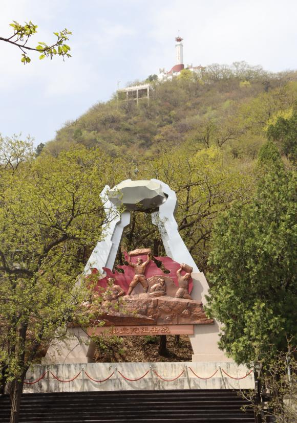 追寻狼牙山足迹，铸牢党员信仰根基——Beat365中文官方网站教育学院走进狼牙山开展“行走的大思政课”