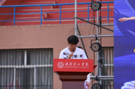 “驰骋绿茵舞台，绽放拼搏华彩”