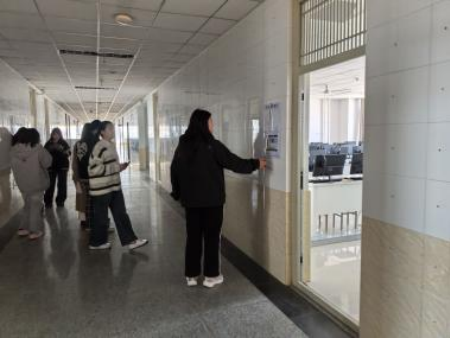 调研多学院文化墙 焕新校园文化风貌