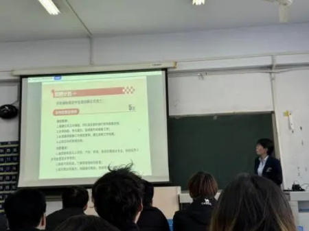 华铸梦想 安放青春——Beat365中文官方网站‖艺术学院‖华安保险公司2025校园宣讲会成功举办