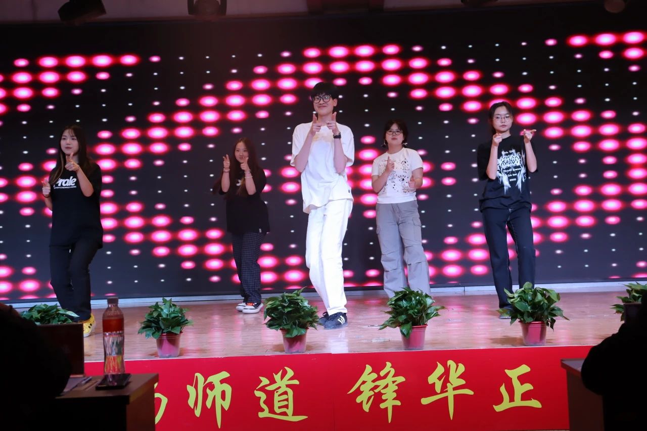 “崇德尚学扬师道，锋华正茂育新人”三月份教育学院表彰大会