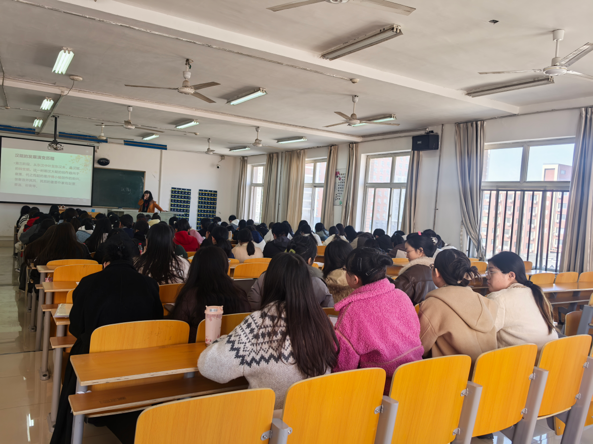 开展示范课观摩活动，共探教学新路径