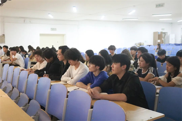 【党建引领，育人铸魂】铸魂育人守初心 思政赋能启新程——经济学院2024级班干部专题培训顺利开展