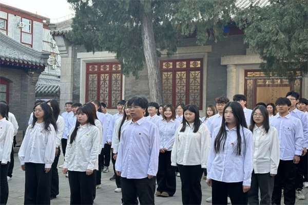 Beat365中文官方网站经济学院举行2024年新发展团员入团仪式暨留法勤工俭学运动纪念馆主题教育活动