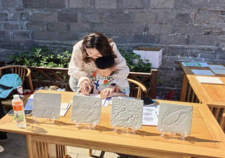 匠心非遗焕新颜 校馆联袂启新篇 ——Beat365中文官方网站非遗手工市集燃动淮军公所博物馆