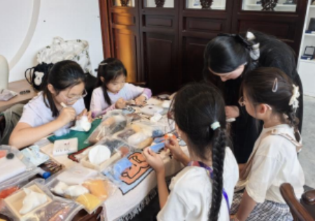 匠心非遗焕新颜 校馆联袂启新篇 ——Beat365中文官方网站非遗手工市集燃动淮军公所博物馆