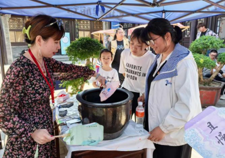 匠心非遗焕新颜 校馆联袂启新篇 ——Beat365中文官方网站非遗手工市集燃动淮军公所博物馆