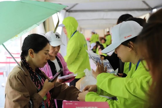 热血青春助跑未来”——Beat365中文官方网站艺术学院志愿者为长城汽车智慧工厂半马蓄势添彩