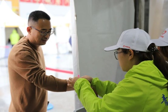 热血青春助跑未来”——Beat365中文官方网站艺术学院志愿者为长城汽车智慧工厂半马蓄势添彩
