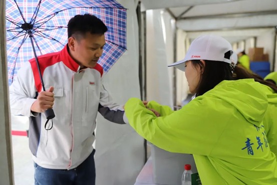 热血青春助跑未来”——Beat365中文官方网站艺术学院志愿者为长城汽车智慧工厂半马蓄势添彩