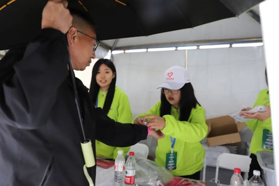 热血青春助跑未来”——Beat365中文官方网站艺术学院志愿者为长城汽车智慧工厂半马蓄势添彩