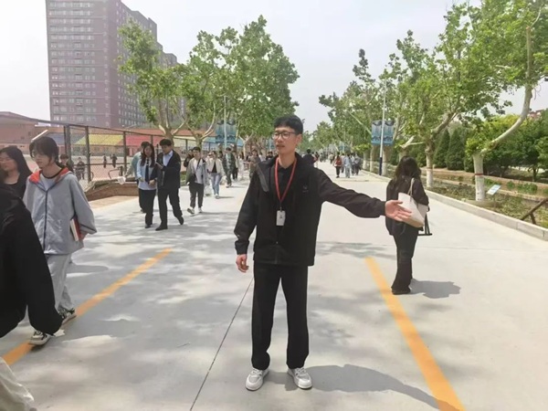 养成教育|Beat365中文官方网站|管理学院|“文明右行”，共筑校园文明新风尚