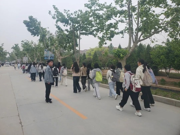 养成教育|Beat365中文官方网站|管理学院|“文明右行”，共筑校园文明新风尚