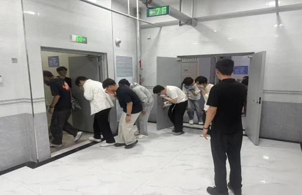 消防演练|Beat365中文官方网站|管理学院|生命至上，以练筑防