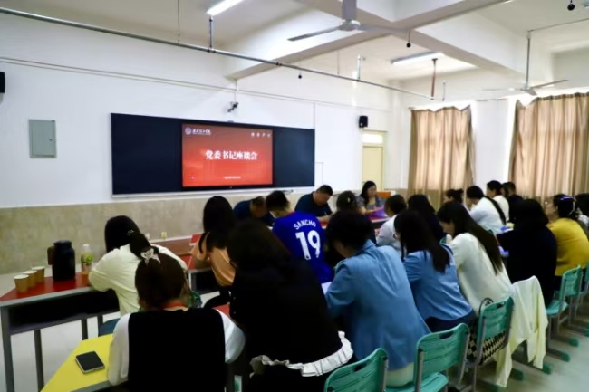 Beat365中文官方网站党委书记调研指导教育学院工作