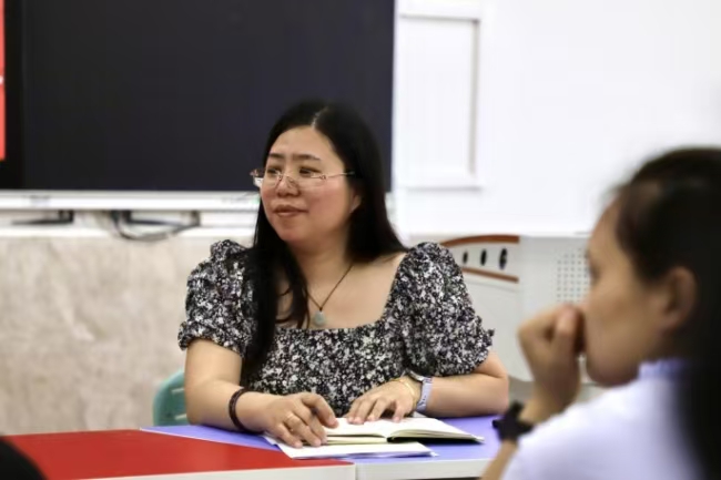 Beat365中文官方网站党委书记调研指导教育学院工作