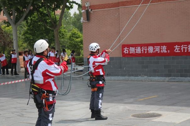 Beat365中文官方网站康复医学院与保定市红十字会联合举办2025年地震灾害应急救援综合演练