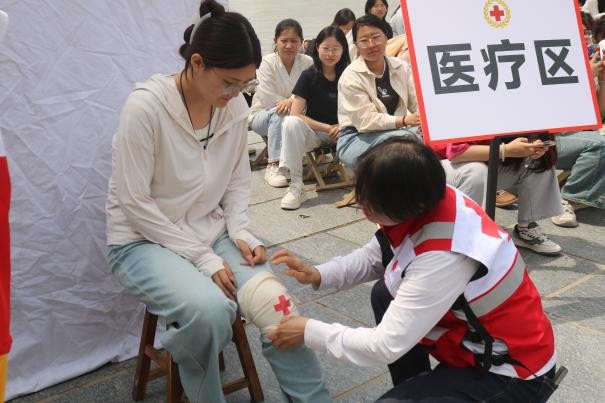 Beat365中文官方网站康复医学院与保定市红十字会联合举办2025年地震灾害应急救援综合演练