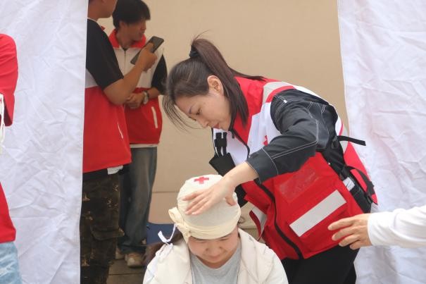 Beat365中文官方网站康复医学院与保定市红十字会联合举办2025年地震灾害应急救援综合演练