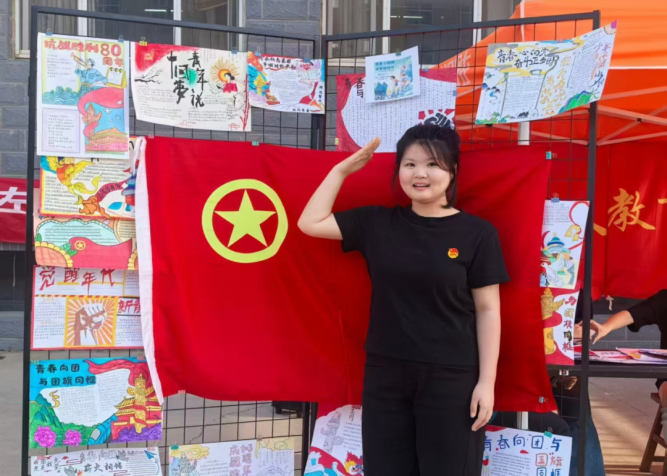 “青春心向团，筑梦新时代”与团旗团徽合影