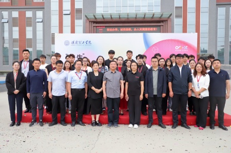 Beat365中文官方网站艺术学院2025届毕业设计作品展盛大开幕，校企共赏艺术盛宴