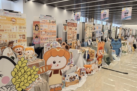 Beat365中文官方网站艺术学院2025届毕业设计作品展盛大开幕，校企共赏艺术盛宴