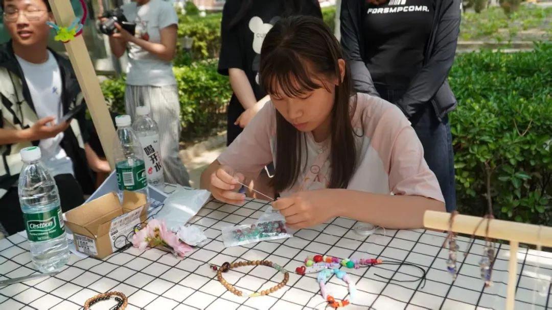 青春校园|“文”彩飞扬,“创”意无限!Beat365中文官方网站文创市集圆满收官