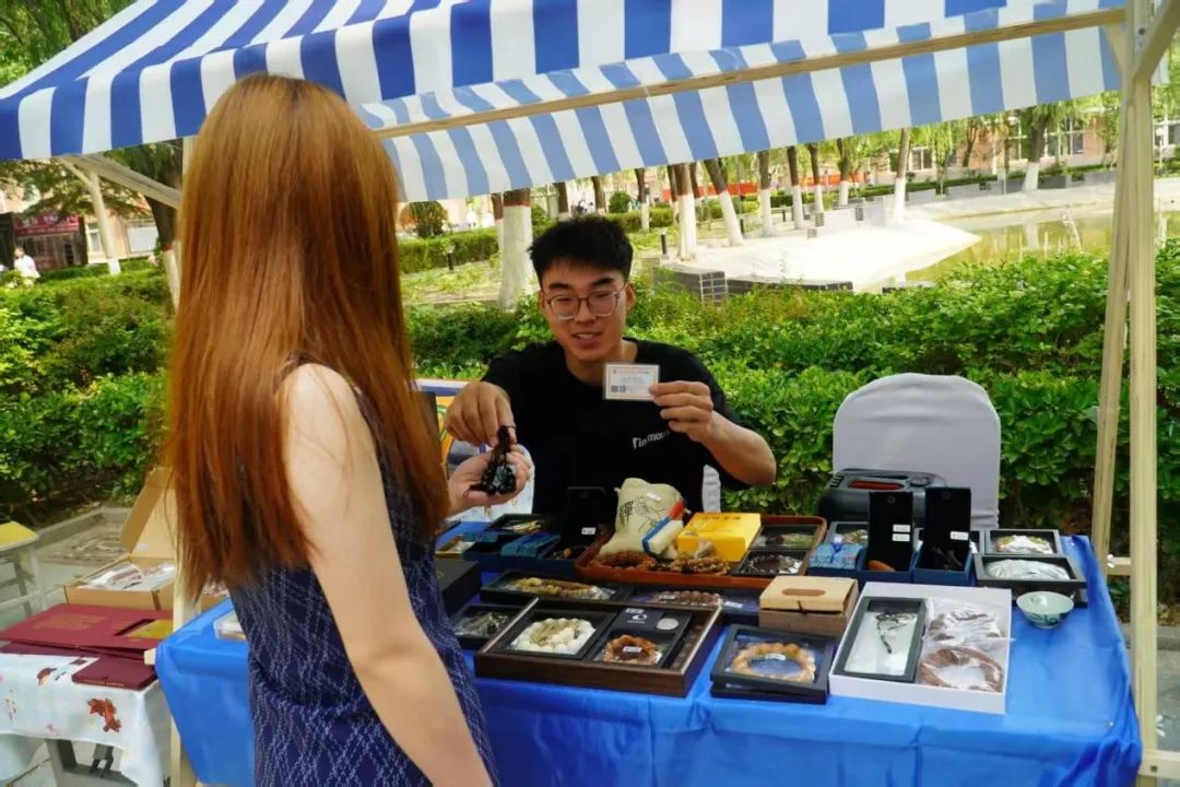 青春校园|“文”彩飞扬,“创”意无限!Beat365中文官方网站文创市集圆满收官