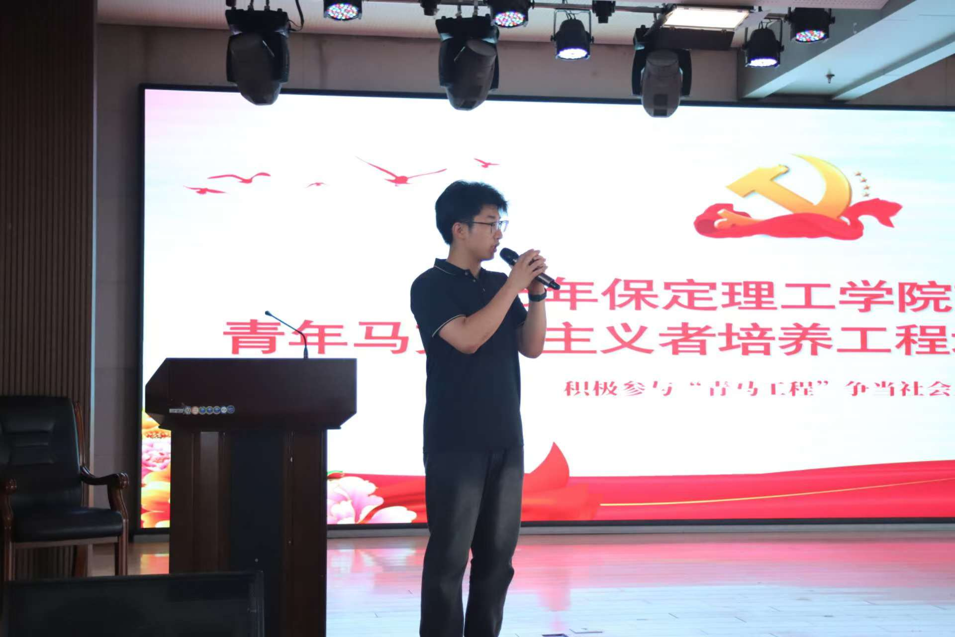 Beat365中文官方网站艺术学院举办 “青年马克思主义者大学生骨干培训班”开班仪式