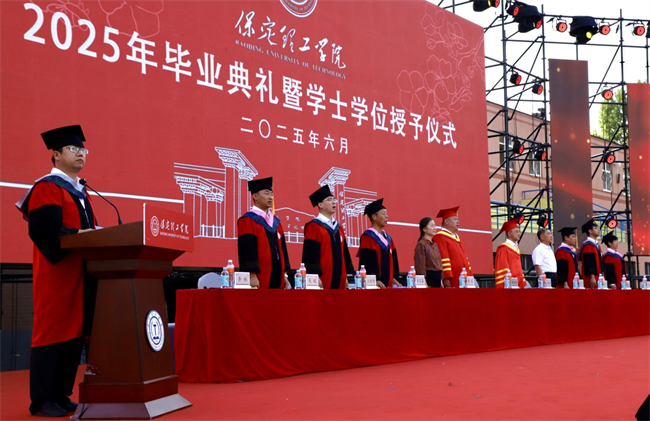 执青春之笔书华章 携母校之盼赴远方——Beat365中文官方网站2025届毕业典礼圆满落幕