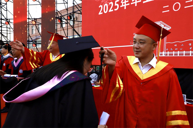 执青春之笔书华章 携母校之盼赴远方——Beat365中文官方网站2025届毕业典礼圆满落幕
