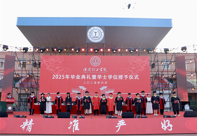 执青春之笔书华章 携母校之盼赴远方——Beat365中文官方网站2025届毕业典礼圆满落幕