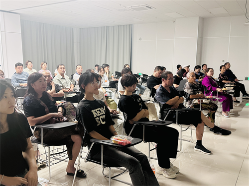 校园寻迹承师韵，家校同铭毕业情